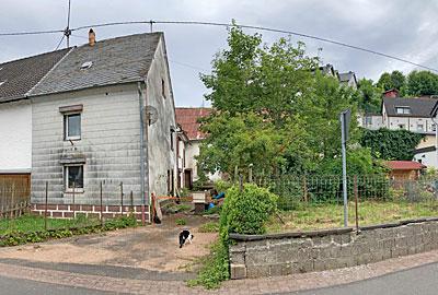 <br/>In schön gelegenem Ort - ca. 12 km von Bitburg entfernt.<br/><br/>Ehem. Bauernhaus, Bj. ca. 1880, nicht unterkellert, einseitig angebaut<br/>Sanierungsbedürftig<br/>Mauerwerk - Massivbauweise<br/>Dach - Vorderseitig  mit Naturschiefer eingedeckt und Rückseitig mit Trapezblech<br/>Fenster - Kunststoff-Isolierverglasung, 1988 erneuert<br/>Haustüre - Holz<br/>Fußböden - Fliesen und Holzdielen<br/>Heizung - Ofenheizung<br/>Bedarfsausweis mit Endenergie: 274,9 kWh/(m²·a)-Energieeffizienzklasse H,<br/>wesentlicher Energieträger: Holz<br/><br/><br/>Raumaufteilung<br/>Erdgeschoss: Diele, Küche, Abstellraum,Wohnzimmer, WC<br/>Obergeschoss: 2 Schlafzimmer, Bad, Flur<br/><br/>Das Bauernhaus verfügt über ca. 90 m² Wohnfläche.<br/><br/>Nebengebäude<br/>Stall und Scheune, Massivbauweise, Dach mit Trapezblech eingedeckt.<br/><br/><br/>Das Grundstück ist ca. 515 m² groß