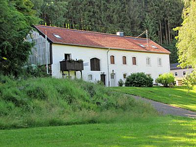 ehem. Bauernhaus  - Ferienobjekt<br/>		<br/>In schönem und zentral gelegenem Ort, Randlage. <br/>Sämtliche Versorgungsmöglichkeiten vor Ort.<br/><br/>Das Objekt besteht aus drei Bereichen: <br/>I. ca. 123,50 ² WFL – wird als Ferienwohnung genutzt und vermietet.<br/>II. ca. 55 m² WFL – als Apartment ausgebaut, wird zurzeit als Büro genutzt.<br/>II. ca. 70 m² – Ausbaureserve<br/><br/>Bj. Ursprung ca. 1800, nicht unterkellert, Renovierung-/ Sanierung 2015.<br/>Die Renovierung des Objektes erfolgte im Retrostil und es befindet sich in <br/>einem sehr guten und gepflegten Zustand.<br/><br/>Mauerwerk - massiv<br/>Dach - mit Tonpfannen eingedeckt. Rückseitig Neueindeckung, Vorderseite<br/>ausgebessert.<br/>Fenster – Holzsprossenfenster, einfach verglast; Dachfenster Isolierverglasung <br/>2017, Bereich II alle Fenster Isolierverglasung 2017<br/>Türen - massiv Holz; Haustüren erneuert<br/>Fußböden - Holzdielen, Beton poliert<br/>Bäder – modern Retro, erneuert<br/>Heizung - I. Gaseinzelöfen (2015) und Warmluftheizung über Kachelofen; <br/>II. Gaszentralheizung (2017), <br/>III. Versorgungsleitung der Gaszentralheizung vorgerichtet.<br/>Bedarfsausweis mit Endenergie: 274,5 kWh/(m²·a), Energieeffizienzklasse H<br/>Wesentlicher Energieträger Flüssiggas<br/>Sonstiges: Mit komplettem Inventar der Ferienwohnung; Aufsitzmäher, <br/>Gartengeräte etc.<br/>	<br/>Raumaufteilung	<br/>I. <br/>Erdgeschoss: Flur, Flurküche, Wohnzimmer, Wohnküche, Diele, 2 x Dusche WC, <br/>Gäste WC, Flur, 2. Eingang<br/>Obergeschoss: Flur, 3 Schlafzimmer<br/>Dachgeschoss: Schlafraum<br/>ca. 123,50 m² WFL<br/><br/>II.<br/>Erdgeschoss: Diele, Bad WC<br/>Obergeschoss: Küche – Wohnen; zurzeit als Büro genutzt<br/>Dachgeschoss: Schlafempore<br/>ca. 54,90 m²<br/><br/>III.<br/>Erdgeschoss: Werkraum, Lagerraum<br/>Ober-/Dachgeschoss: Ausbaureserve ca. 75 m²<br/>				<br/>Das Haus verfügt insgesamt über ca. 180 m² Wohnfläche. <br/><br/>Nebengebäude<br/>Backhaus, in Holzbauweise, 2015 errichtet<br/>Einzel-/ und Doppelgarage, Fertiggarage Blech, 2019 errichtet<br/><br/>Grundstück<br/>7.141 m²; Hofraum, Gartenanlage, Wiese und kleines Waldgrundstück.<br/>An der Grundstücksgrenze - Bachlauf.