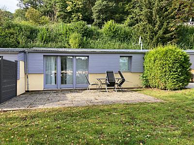 Ferienbungalow im Eifel Ferienpark Prümtal Waxweiler	<br/><br/>In schön gelegenem Ort – ruhige zentrale Lage –<br/>sämtliche Versorgungsmöglichkeiten vor Ort.<br/><br/>Bungalow, Bj. ca. 1975, nicht unterkellert, Sanierung 2021<br/>Der Bungalow befindet sich in einem sehr guten und gepflegten Zustand.<br/><br/><br/>Mauerwerk – Holzständerbauweise, Putz-Außenfassade<br/>Dach – mit Trapezblech oder Metallziegel eingedeckt<br/>Fenster – Holz Isolierverglasung oder Kunststoff Isolierverglasung<br/>Haustüre massiv Holz<br/>Fußböden – Klick Venyl<br/>Decken/Wände – Putz<br/>Bad - modern hell gefliest<br/>Heizung – Elektroheizung<br/>Keine Energieausweispflicht gemäß § 79 (4) bzw. § 3 (1) 3. GEG<br/><br/><br/>Mit modernen Möbeln eingerichtet.<br/><br/>Raumaufteilung:<br/>Wohnen – Essen – Küche mit Terrasse, 2 Schlafzimmer, Dusche WC.<br/><br/>Der Bungalow verfügt über ca. 38 m² Wohnfläche.<br/><br/>Das Grundstück – Eigentum, ist ca. 205 m² groß<br/>	<br/><br/>Der Eifel-Ferienpark gehört zum Deutsch-Luxemburgischen Naturpark - Südeifel. <br/><br/><br/>Das Zentrum Waxweiler ist in nur 5 Gehminuten zu Fuß von der Ferienanlage zu erreichen. Sämtliche Versorgungsmöglichkeiten sind vor Ort (verschiedene Geschäfte, Arzt, Apotheke, Friseur etc.) <br/><br/><br/>Die Freizeitmöglichkeiten im Park sind sehr vielfältig: Spielplatz, Schwimmbad (frei zugänglich), Disco, Animationsteam, Tennis, Tischtennis, Minigolf, Angeln, Boccia, Freiluft-Schach, Fußball – Volleyball Wettbewerbe, Wanderungen, Abenteuer Spiel, Grill und Cocktail Nächte, Kinderprogramm.<br/><br/><br/>Das niederländische Tourismus-Unternehmen Landal Green Parks wird von Januar an den Ferienpark mit seinen Bungalows und den Fünf-Sterne-Campingplatz vermarkten. <br/>Die Organisation erledigt die Vermietung, vollständige Verwaltung, Reservierungen, Reinigung etc.<br/><br/><br/>Eine eigene Nutzung des Bungalows kann bis zu drei Monate im Jahr erfolgen.