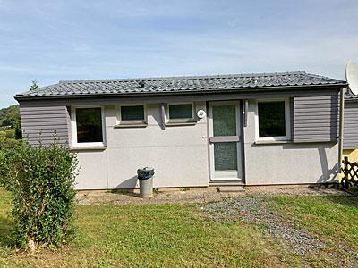 <br/>In schön gelegenem Ort – ruhige zentrale Lage –<br/>sämtliche Versorgungsmöglichkeiten vor Ort.<br/><br/>Bungalow, Bj. ca. 1975, nicht unterkellert, Sanierung 2021.<br/>Der Bungalow befindet sich in einem sehr guten und gepflegten Zustand.<br/><br/>Mauerwerk – Holzständerbauweise<br/>Putz/Holz – Außenfassade<br/>Dach – mit Metallziegel eingedeckt<br/>Fenster – Holz Isolierverglasung und Kunststoff Isolierverglasung<br/>Haustüre-  Holz<br/>Fußböden – Klick Venyl<br/>Decken/Wände – Putz<br/>Bad - modern hell gefliest<br/>Heizung – Elektroheizung<br/><br/>Der Bungalow ist neu mit modernen Möbeln eingerichtet – siehe Fotos.<br/><br/>Raumaufteilung:<br/>Wohnen – Essen – Küche mit Terrasse, 2 Schlafzimmer, Dusche WC.<br/><br/>Die Bungalows verfügen über ca. 38 m² Wohnfläche.<br/><br/>Das Grundstück (Eigentum) 189 m² groß.<br/><br/>Das niederländische Tourismus-Unternehmen Landal Green Parks vermarktet ab Januar den Ferienpark mit seinen Bungalows und den Fünf-Sterne Campingplatz. <br/>Die Organisation erledigt die Vermietung, vollständige Verwaltung, Reservierungen, Reinigung etc.<br/><br/>Eine eigene Nutzung des Bungalows kann bis zu drei Monate im Jahr erfolgen.<br/><br/>Der Ferienpark bietet vielfältige Freizeitmöglichkeiten wie z.B. das Schwimmbad, welches für die Parknutzer frei zugänglich ist.<br/><br/>Der Eifel-Ferienpark gehört zum Deutsch-Luxemburgischen Naturpark - Südeifel. <br/>Das Zentrum von Waxweiler ist in nur 5 Gehminuten zu Fuß von der Ferienanlage zu erreichen. Sämtliche Versorgungsmöglichkeiten sind vor Ort (verschiedene Geschäfte, Arzt, Apotheke, Friseur etc.)