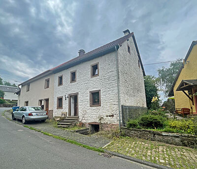 <br/>In schönem ruhig gelegenen Ort - Anliegerstraße<br/><br/>Ursprung ca. 1754, 1986 - 1993 und 2023 teilsaniert. - 	weitere sind erforderlich.<br/>Denkmalschutz<br/>Mauerwerk - Massivbauweise<br/>Dach mit Betonpfannen eingedeckt <br/>Fenster Kunststoff Isolierverglasung 1986 erneuert <br/>Haustüre – Holz<br/>Innentüren - Holz<br/>Fußböden - Fliesen, Holzdielen, Teppich<br/>Bad – modern hell gefliest – 2024 erneuert <br/>Ofenheizung und Elektronachtspeicherheizung<br/>Bedarfsausweis mit Endenergie: 326,4 kWh/(m²·a)-Energieeffizienzklasse H,<br/>wesentlicher Energieträger Holz/Strom<br/><br/>Raumaufteilung<br/>Erdgeschoss: <br/>Flur, Küche, Esszimmer, Wohnzimmer, Gäste WC, Hauswirtschaftsraum<br/><br/>Obergeschoss:<br/>Flur, 3 Schlafzimmer<br/><br/>Dachgeschoss:<br/>großer Wohnraum, Abstellraum<br/><br/>Das Einfamilienhaus verfügt über ca. 85 m² Wohnfläche.<br/><br/><br/>Das Grundstück ist ca. 114 m² groß<br/><br/><br/>Unsere Nachweis- oder Vermittlungstätigkeit erfolgt aufgrund der uns vom Auftraggeber, Verkäufer oder anderen Auskunftsbefugten erteilten Auskünfte, so dass für die Vollständigkeit und Richtigkeit dieser Auskünfte sowie aller Informationen keine Gewähr oder Haftung übernommen wird.
