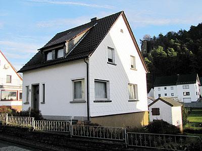 Zentrale Lage mit schönem Ausblick<br/><br/>Bj. ca. 1950, voll unterkellert. Massivbauweise<br/>Satteldach mit Tonpfannen eingedeckt, ca. 1998 neu eingedeckt und gedämmt<br/>Alufenster-Isolierverglasung, von 1983 bis 1995 erneuert, kleines Fenster im Wohnzimmer und Dachgauben Fenster Holz einfach verglast<br/>Fliesen-, Parkett-, PVC- und Teppichböden<br/>Bad Altbestand<br/>Ölzentralheizung - 1989 (vorwiegender Energieträger)<br/>Bedarfsausweis mit Endenergie: 361,5 kWh/(m²·a), Energieeffizienzklasse H<br/><br/>Raumaufteilung<br/>Erdgeschoss:	 <br/>Flur, Wohnküche, Esszimmer, Wohnzimmer, <br/>Dachgeschoss: <br/>Flur, 3 Schlafzimmer, Dusche WC		<br/>Untergeschoss:<br/>Flur, Vorratsraum, Waschküche, WC, Heiz- und Tankraum<br/><br/>Das Haus verfügt insgesamt über ca. 100 m² Wohnfläche. <br/><br/>Nebengebäude: <br/>Kleiner Schuppen - Lager-/Abstellraum<br/><br/>Grundstück: <br/>817 m² Hofraum und Wiese