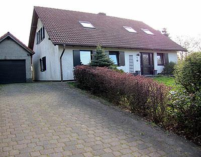 Einfamilienhaus in Weinsheim<br/><br/>Ruhige Ortsrandlage<br/><br/>Streif Fertighaus, Keller massiv, Bj. 1997, voll unterkellert. <br/>Das Objekt ist in einem Sanierungsbedürftigen Zustand – zurzeit nicht bewohnbar.<br/><br/>Raumaufteilung<br/>Erdgeschoss:	<br/>Diele, Wohn-Esszimmer, Küche mit Abstellraum, Elternschlafzimmer, 2 Kinderzimmer, Bad Dusche WC, Gäste WC<br/>Dachgeschoss: <br/>Rohbau – Wohnzimmer, Küche, 2 Schlafzimmer, Bad, Abstellraum	<br/>Untergeschoss: <br/>Flur, Werkraum, Arbeitsraum, Heizraum, Waschraum, Hobbyraum<br/><br/>Das Haus verfügt über ca. 110 m² Wohnfläche im Erdgeschoss und 68 m² im Dachgeschoss. <br/><br/>Nebengebäude: <br/>Garage<br/><br/>Grundstück: <br/>587 m² Hofraum und Wiese