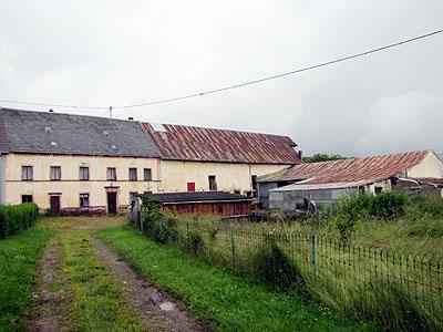 Ortsrandlage<br/><br/>Bj. ca. 1820, Massivbauweise, teilunterkellert.<br/>Satteldach mit Naturschiefer und Trapezbleck (1970 erneuert) eingedeckt<br/>Holzfenster: Vorderseite (1960) einfach verglast, Rückseite bis auf ein Holzfenster-Isolierverglasung (1980);<br/>Fliesen-, Holzdielen-, und PVC Böden<br/>Ofenheizung<br/>Bedarfsausweis mit Endenergie: 257,2 kWh/(m²·a) -Energieeffizienzklasse H<br/><br/>Raumaufteilung<br/>Erdgeschoss:   <br/>Flur/Diele, 2 Wohnzimmer, Küche, Hauswirtschaftsraum; Flur, Werkraum, Holzlager mit Backes (Brotbackofen)<br/>Obergeschoss: <br/>Flur, 4 Schlafzimmer, Dusche WC, Abstellraum<br/><br/>Das Haus verfügt insgesamt über ca. 200 m² Wohnfläche. <br/><br/>Nebengebäude: <br/>Stallungen und Scheune, Garage; Massivbauweise, 1956 Geschossdecke und Dachstuhl komplett erneuert, Satteldach mit Trapezblech eingedeckt.<br/><br/>Grundstück: <br/>3.416 m², Hofraum und Wiese - mit Baumbestand<br/><br/>Sonstiges: <br/>Denkmalschutz