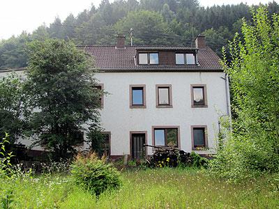 Ruhige Lage, Ortsrandlage - Anliegerstraße , idyllisch gelegener Ort, mit herrlichem Ausblick in die Natur.<br/><br/>Bj. ca. 1900, Massivbauweise, unterkellert - Innenausbau erforderlich.<br/>Satteldach mit Betonpfannen eingedeckt, ca. 1980 neu eingedeckt, inkl. Dachstuhl überwiegend erneuert; Holzfenster – Isolierverglasung, 1990 erneuert<br/>Fliesen- und Holzfußböden<br/>Gaszentralheizung - 2015 komplett neu eingebaut, (wesentlicher 	Energieträger), zus. Ofenheizung möglich.<br/>Bedarfsausweis mit Endenergie: 97,3kWh/(m²·a), Energieeffizienzklasse C.<br/><br/>Raumaufteilung<br/>Erdgeschoss: <br/>Diele, Wohnzimmer, Schlafzimmer, Dusche WC (vorgerichtet)<br/>Dachgeschoss: <br/>Diele, 2 Schlafzimmer, Dusche WC (vorgerichtet)<br/>Untergeschoss: <br/>Flur, Wohnküche, Bad Dusche WC (vorgerichtet), Abstellraum; <br/>Heiz-/Hauswirtschaftsraum, Kellerraum<br/><br/>Das Haus verfügt insgesamt über ca. 130 m² Wohnfläche. <br/><br/>Nebengebäude: <br/>Stall und Scheune (ausbaufähig), Massivbauweise, Satteldach mit Betonpfannen eingedeckt.<br/>Garage mit Durchfahrt zum hinteren Grundstück, Massivbauweise, Pultdach mit Trapezbleck eingedeckt.<br/><br/>Grundstück: <br/>918 m², Hofraum und Wiese mit Baumbestand