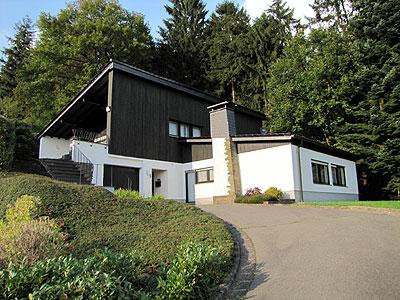 Ruhige Waldrandlage, vom Grundstück hat man einen schönen Ausblick in die Natur und zur Stadt.<br/><br/>Bj. 1974, Massivbauweise, nicht unterkellert. <br/>Satteldach mit matt glasierten Tonpfannen eingedeckt, 2003 wurde das Dach neu eingedeckt.<br/>Fliesen-, Parkett- und Teppichböden<br/>Bad deckenhoch hell gefliest, EG 2006 erneuert<br/>Ölzentralheizung – 1991 (wesentlicher Energieträger), zzgl. Kachelofen und offener Kamin.<br/>Bedarfsausweis mit Endenergie: 226,7 kWh/(m²·a) -Energieeffizienzklasse G.<br/><br/>Raumaufteilung<br/>Erdgeschoss:	<br/>Flur, Wohn-Esszimmer mit Kachelofen, Küche mit Abstellraum, 3 Schlafzimmer, Dusche WC;<br/>Kellerraum, Heiz-und Tankraum, Hauswirtschaftsraum;<br/>Obergeschoss: <br/>Flur, Wohnzimmer mit offenem Kamin und großer Terrasse, Schlafzimmer, Büro, Dusche, WC<br/><br/>Das Objekt verfügt über ca. 165 m² Wohnfläche.<br/><br/>Nebengebäude: <br/>Garage<br/><br/>Grundstück: <br/>Größe 955 m², das Grundstück wird als Vorgarten/Hofraum und Wiese/Gartenanlage genutzt.