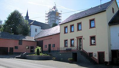 Ruhige Lage , idyllisch gelegener Ort.<br/><br/>Bj. ca. 1911, Massivbauweise, teilunterkellert<br/>Satteldach mit Tonpfannen eingedeckt<br/>Holz- und Alufenster – Isolierverglasung, 1984 erneuert, Rolläden<br/>Fliesen-, Parkett, PVC - und Teppichböden <br/>Ölzentralheizung - 1997 erneuert, (wesentlicher Energieträger), zus. Ofenheizung möglich.<br/>Bedarfsausweis mit Endenergie: 314,3 kWh/(m²·a), Energieeffizienzklasse H<br/><br/>Raumaufteilung<br/>Erdgeschoss: <br/>Flur, Wohnzimmer, Esszimmer, Küche mit Abstellraum, Hauswirtschaftsraum, WC <br/>Obergeschoss: <br/>Diele, 4 Schlafzimmer, Bad Dusche WC<br/><br/>Das Haus verfügt insgesamt über ca. 120 m² Wohnfläche. <br/><br/>Nebengebäude: <br/>Stall und Scheune<br/><br/>Grundstück: <br/>981 m², Hofraum und Wiese