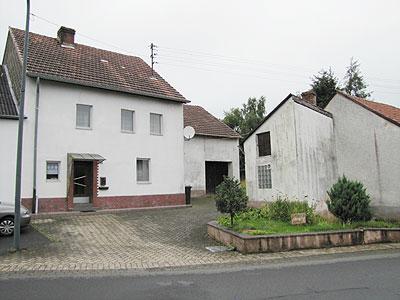 Ruhige Dorflage<br/><br/>Bj. 1905; Massivbauweise, teilunterkellert, Renovierungsbedürftig<br/>Satteldach mit Tonpfannen eingedeckt<br/>Kunststoff- und Alufenster –Isolierverglasung von 1979 bis 1986 erneuert <br/>Fliesen- und PVC Böden<br/>Ofenheizung<br/>Bedarfsausweis mit Endenergie: 230,8 kWh/(m²·a) Energieeffizienzklasse G.<br/><br/>Raumaufteilung<br/>Erdgeschoss: <br/>Diele, Wohnzimmer, Küche, Bad WC, Abstellraum<br/>Obergeschoss:	<br/>Diele, 3 Schlafzimmer<br/><br/>Das Haus verfügt insgesamt über ca. 95 m² Wohnfläche.<br/><br/>Nebengebäude:<br/>Kleiner Stall und Scheune, Backhaus <br/>Massivbauweise, Satteldach mit Tonpfannen eingedeckt.<br/> <br/>Grundstück: <br/>697 m², Hofraum und Wiese.