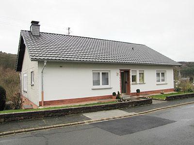 Gepfleges Einfamilienhaus mit herrlichem Waldblick<br/>Bj.1971. 2000, 2013 bis 2018 wurde immer wieder Renovierungsarbeiten durchgeführt - das Objekt befindet sich in einem guten und gepflegten Zustand. <br/><br/>Massivbauweise, voll unterkellert. <br/>Satteldach mit Tonpfannen eingedeckt - 2014 Eindeckung erneuert. <br/>Kunststoffenster - Isolierverglasung mit Rolläden. Von 2013 bis 2018 bis auf zwei kleine Alufenser erneuert.<br/>Fliesen-, Parkett- und PVC Böden<br/>Hell modern gefliestes Bad - 2000 erneuert<br/>Elektronachtspeicherheizung; zzgl. Küchenofen-Holzherd<br/><br/>Bedarfsausweis mit Endenergie: 229,5 kWh/(m²•a) - Energieeffiziensklasse G<br/><br/>Raumaufteilung<br/><br/>Erdgeschoss:<br/>Diele, Wohnzimmer mit Balkon, Esszimmer, Küche, 3 Schlafzimmer, Dusche WC<br/><br/>Untergeschoss<br/>Diele/Flur, Gästezimmer, Dusche WC; große überdachte Terrasse<br/>Waschraum, Vorratsraum, große Garage mit Werkecke<br/><br/>Grundstück:<br/>1.039 m² Hofraum und Gartenanlage mit Baumbestand