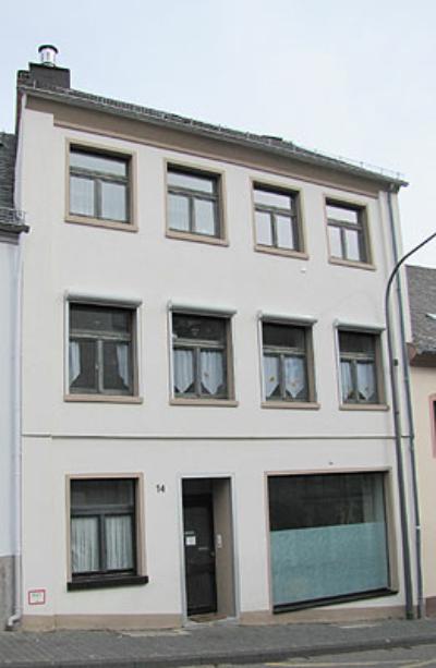 Einfamilienhaus-Reihenhaus, ehemals Wohn- und Geschäftshaus<br/><br/>Bj. ca. 1900. 1986, 1987 und 2006 bis 2016 sind umfassende Renovierungen vorgenommen worden. Das Objekt befindet sich bis auf die üblichen Renovierungsmaßnahmen in einem guten und gepflegten Zustand. <br/><br/>Massivbauweise, teilunterkellert. <br/>Satteldach mit Kunstschiefer eingedeckt<br/>Vorderfront Holz-Sprossenfenster Isolierverglasung, Rückseite Holz- und Kunststoffenster -Isolierverglasung; 1988 - 2015 erneuert; teils mit Rolläden, (elektrisch betrieben) 2016 installiert.<br/>Fliesen-, Holzdielen- und PVC Böden<br/>1986 Erdgasanschluss - Einbau einer Gaszentralheizung; <br/>Gastherme 2005 erneuert.<br/>Zusätzlich Küchenofen (Cerankochfeld) - Holzherd<br/>Bedarfsausweis mit Endenergie: 182,5 kWh/(m²•a) - Energieeffiziensklasse F<br/><br/>Raumaufteilung<br/><br/>Erdgeschoss:<br/>Flur, ehemaliger Gewerberaum, Gemeinschaftsraum <br/>(Küchenanschlüsse vorhanden), Waschraum – WC, <br/>überdachte Terrasse <br/><br/>1.	OG:<br/>		Flur, Küche, Esszimmer, Wohnzimmer, Bad WC<br/><br/>2.	OG:		<br/>Flur, 3 Schlafzimmer, Dusche WC<br/><br/>Dachgeschoss: 	<br/>Schlafzimmer, Stauraum	<br/><br/>Nebengebäude:<br/>Gartenhaus – Holzbauweise<br/><br/>Grundstück:<br/>165 m², kleiner Hofraum und Garten