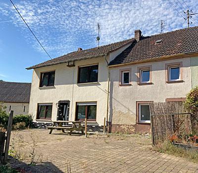 Gepflegtes Einfamilienhaus Nähe Kelberg<br/><br/>Absolut ruhige Randlage - vom Haus führt direkt die Anliegerstraße in die Natur, kleiner Bachlauf.<br/><br/>Bj. 1960, im Jahre 2006 wurde das Objekt komplett saniert, es befindet sich in einem guten und gepflegten Zustand.<br/><br/>Massive Bauweise <br/>Satteldach mit Berliner Welle eingedeckt<br/>Kunststoffenster, Isolierverglasung - Rolläden, Haustüre - Kunststoff<br/>Fliesen- und Holzdielenfußböden<br/>Bad 2006 erneuert, hell modern gefliest<br/>Im Zuge der Sanierung wurden alle Wasser-/ Abwasser- und Stromleitungen erneuert.<br/>Elektronachtspeicherheizung - 2006 neu eingebaut, wesentlicher Energieträger Strom.<br/><br/>Bedarfsausweis mit Endenergie:  136,2 kWh/(m²·a) - Energieeffizienzklasse E<br/><br/>Das Objekt kann auf Wunsch mit dem vorhandenen Inventar übernommen werden.<br/><br/><br/>Raumaufteilung:<br/><br/>Erdgeschoss:<br/>Diele, Wohnzimmer, Küche, Schlafzimmer;<br/>Überdachte Terrasse<br/><br/>Dachgeschoss:<br/>Diele, 3 Schlafzimmer, WC<br/><br/>Untergeschoss:<br/>Wohnraum, Bad Dusche, WC, Abstellraum;<br/>Hobbyraum<br/><br/>Nebengebäude:<br/>Gartenhaus - Holzbauweise<br/><br/>Grundstück:<br/>675 m², Hofraum und Wiese - Gartenanlage