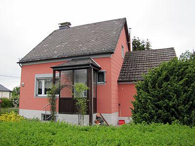 Gepfleges Einfamilienhaus in Daleiden, ruhige Randlage. <br/><br/>Bj.1952, von 1989 bis 2016 wurden immer wieder Renovierungsarbeiten durchgeführt – wodurch sich das Objekt in einem sehr guten und gepflegten Zustand befindet.<br/><br/>Massivbauweise, voll unterkellert. <br/>Satteldach mit Kunstschiefer eingedeckt - 1990 Eindeckung erneuert, isoliert.<br/>Kunststoff - Isolierverglasung, 1985 erneuert, Rolläden. Haustür 1985 und Kellertür 1995 erneuert<br/>Fliesen- und Laminatböden – 2008 erneuert<br/>Hell modern gefliestes Bad - 2014 erneuert.<br/>Ölzentralheizung, Heizkessel 2016 erneuert. Zusätzlich Kaminofen in der Diele, Edelstahlkamin – 1989 neu<br/><br/><br/>Raumaufteilung<br/><br/>Erdgeschoss:<br/>Diele, Wohnzimmer, Wohnküche, Dusche WC, Hauswirtschaftsküche <br/><br/>Dachgeschoss:<br/>Diele/Flur, 3 Schlafzimmer<br/><br/>Untergeschoss<br/>Heizraum-Waschraum, Trockenraum-Bügelzimmer, Vorratsraum<br/><br/>Nebengebäude:<br/>Garage – Fertigbau, Bj. 1989<br/>		Holzschuppen<br/><br/>Grundstück:<br/>1.193 m² Hofraum und Gartenanlage mit Baumbestand